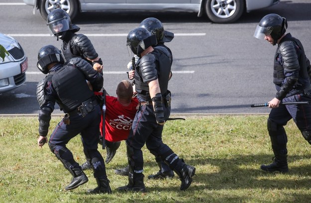 Milicja zatrzymuje jednego z protestujących / 	STR   /PAP/EPA