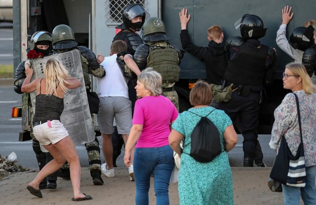 Milicja zatrzymuje protestujących na Białorusi /TATYANA ZENKOVICH  /PAP/EPA