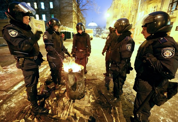 Milicjanci na Majdanie grzeją się przy koksownikach /SERGEY DOLZHENKO /PAP/EPA