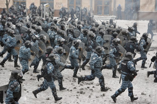 Milicjanci z Berkutu na Majdanie /ALEXEY FURMAN /PAP/EPA