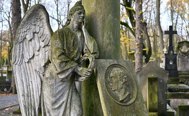 Milion historii pod jednym niebem. Odkryj sekrety najsłynniejszego cmentarza w Polsce!