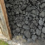 Milion ton węgla w piwnicach Polaków. Eksperci alarmują, że będzie drożej