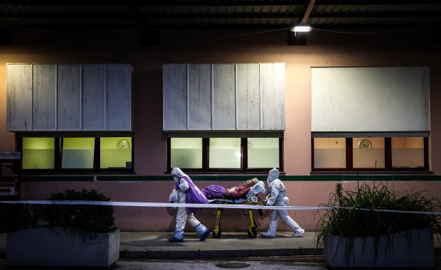 Milion wykonanych szczepień w Polsce. Brytyjski mutacja koronawirusa już w 70 krajach [RELACJA]