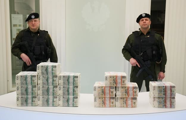 Milion zł w banknotach 100 zł (L), milion w banknotach 200 zł (S)oraz milion w banknotach 500 zł (P) /PAP