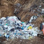 Milionowe straty i skażone środowisko. Policja rozbija mafię śmieciową