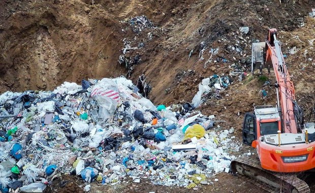 Milionowe straty i skażone środowisko. Policja rozbija mafię śmieciową