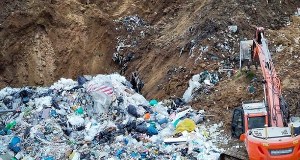 Milionowe straty i skażone środowisko. Policja rozbija mafię śmieciową