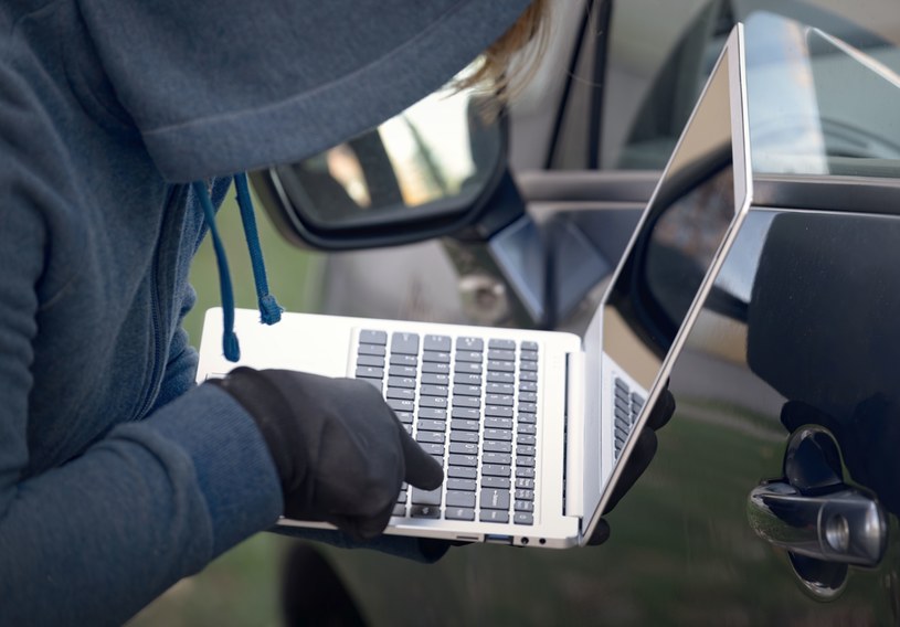 Miliony samochodów podatne na ataki hakerskie. Wśród nich także Tesla /123RF/PICSEL