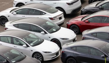 Miliony Tesli miały ignorować czerwone światło i zakaz wjazdu. Jest dochodzenie