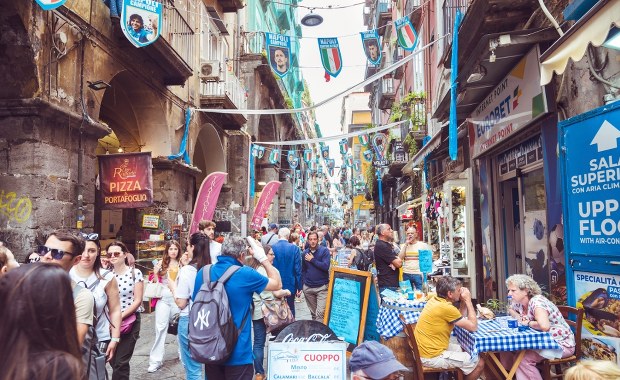 Miliony turystów we Włoszech. Komercja zabije Neapol? 