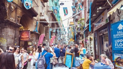 Miliony turystów we Włoszech. Komercja zabije Neapol? 