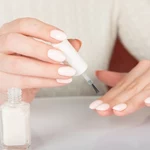 Milkshake nails. Delikatny manicure w mlecznym odcieniu podbija trendy