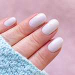 Milkshake nails. Nowy trend w manicure w odcieniu mlecznej bieli