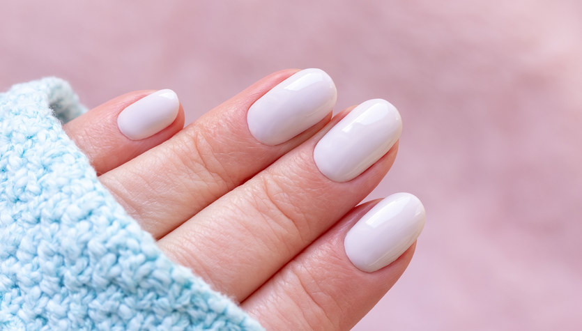 Milkshake nails. Nowy trend w manicure w odcieniu mlecznej bieli