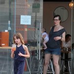 Milla Jovovich pozuje z córeczką trzy miesiące po porodzie!