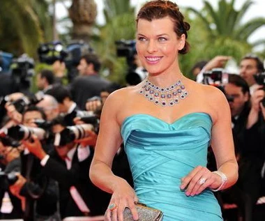Milla Jovovich: Suknie i gorsety w akcji