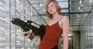 Milla Jovovich w filmie "Resident Evil" /