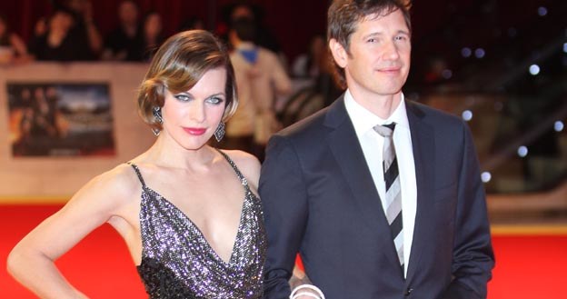 Milla Jovovich z mężem podczas premiery "Trzech muszkieterów 3D" - fot. Tim Whitby /Getty Images/Flash Press Media