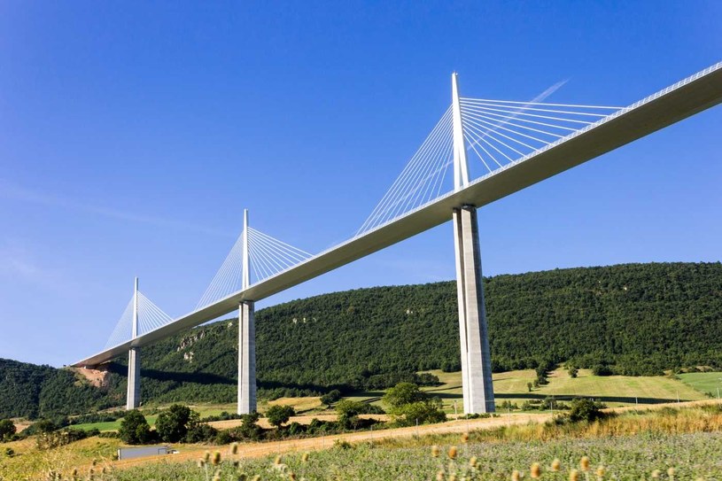 Millau Viaduct ma 2460 metrów długości /123RF/PICSEL