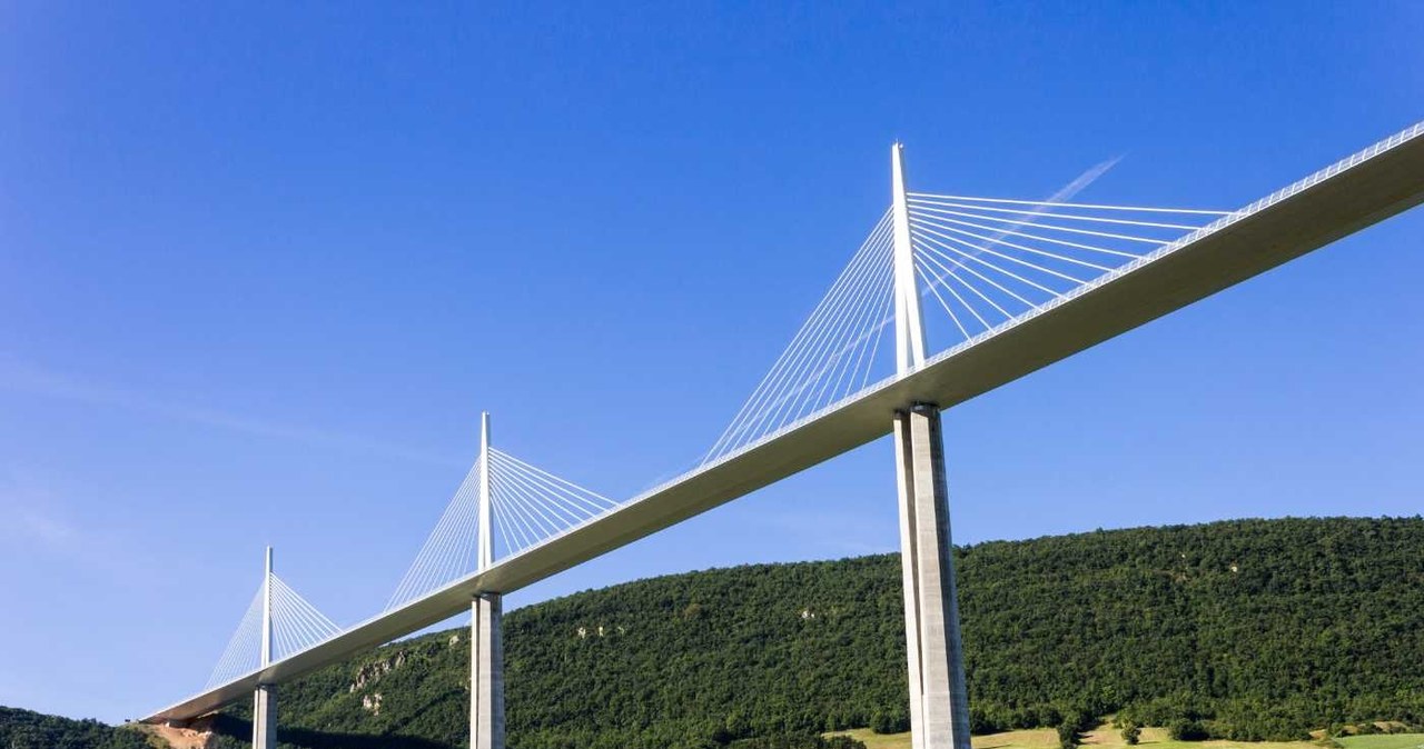 Millau Viaduct ma 2460 metrów długości /123RF/PICSEL