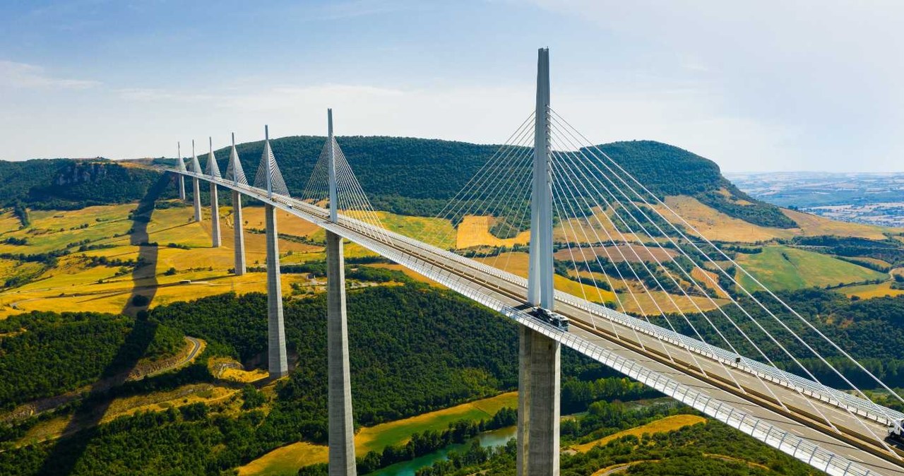 Millau Viaduct to najwyższy most drogowy świata /123RF/PICSEL