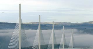 Millau Viaduct zaprojektowany przez Normana Fostera /arch. AFP