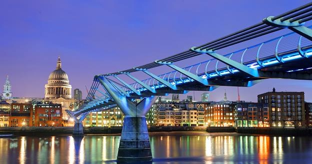 Millennium Bridge prowadzi do katedry Saint Paul, Londyn /&copy;123RF/PICSEL