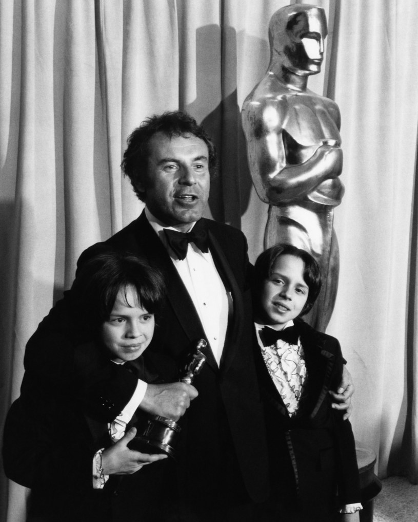 Miloš Forman z synami i Oscarem z "Lot nad kukułczym gniazdem" /Everett Collection /Getty Images