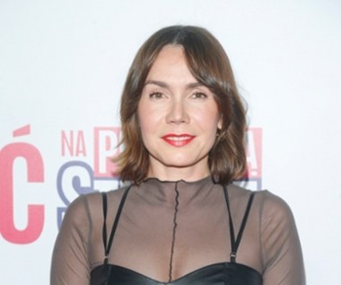 "Miłość na pierwszą stronę" to historia Niny (Olga Bołądź) - współczesnego Kopciuszka i Roberta (Piotr Stramowski) - syna pary prezydenckiej. Ona jest w trakcie życiowej przemiany i przebojowo stawia pierwsze kroki w zawodzie paparazzi.