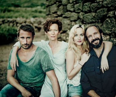 Miłość, seks i rock’n’roll na słonecznej wyspie u wybrzeży Sycylii. Wychwalany przez międzynarodową krytykę Ralph Fiennes, niesamowita Tilda Swinton, seksowna gwiazda ekranizacji „Pięćdziesięciu twarzy Greya” – Dakota Johnson oraz charyzmatyczny Matthias Schoenaerts w naładowanym erotycznym napięciem filmie Luci Guadagnino („Jestem Miłością”), którego twórczość porównywana jest z dokonaniami Paolo Sorrentino – wybitnego reżysera „Wielkiego piękna” i „Młodości”. Wszystko to w pulsującym rytmie przebojów legendarnej grupy The Rolling Stones. 

