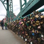 Miłosne kłódki znikają z mostu na Ostrowie Tumskim