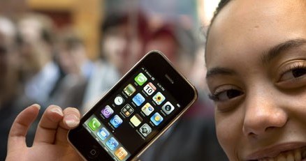 Miłośnicy iPhone'a nie dostrzegają wad telefonu Apple /AFP