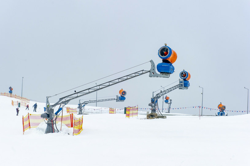 Miłośnicy narciarstwa podczas pobytu w Mikołajkach mogą skorzystać również z oferty tutejszego wyciągu narciarskiego /Stanislaw Bielski/REPORTER /East News