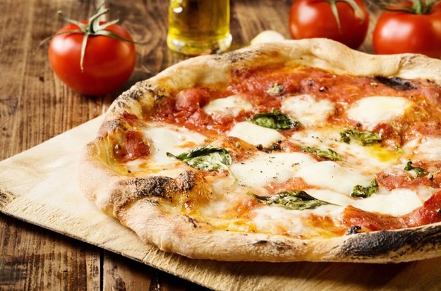 Miłośnicy pizzy neapolitańskiej są wstrząśnięci /Shutterstock