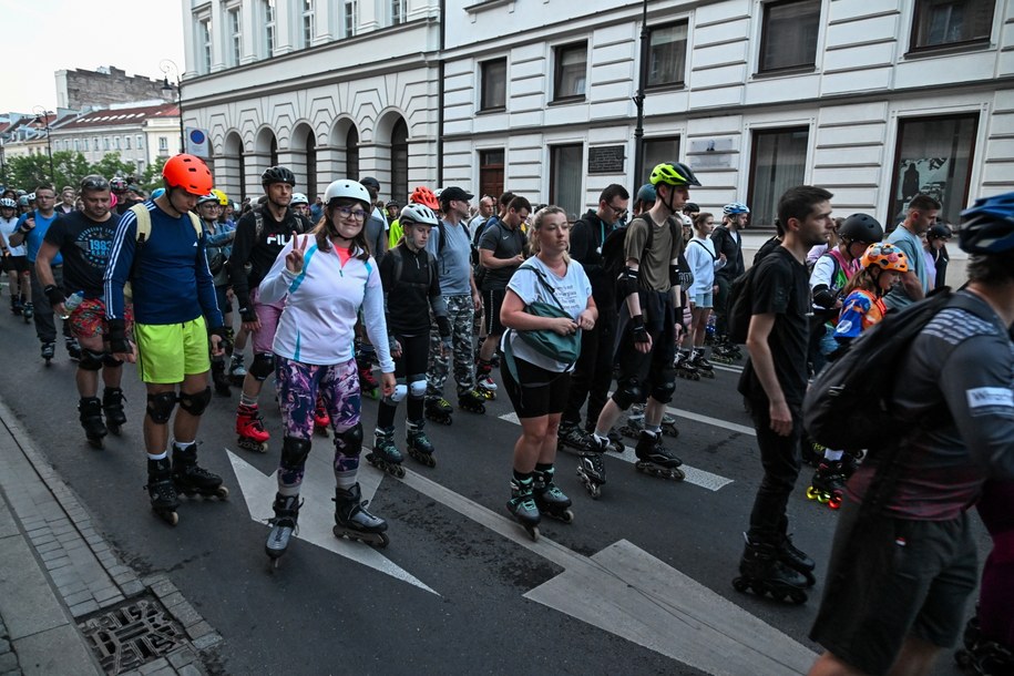 Miłośnicy rolek i wrotek w Warszawie /Radek Pietruszka /PAP