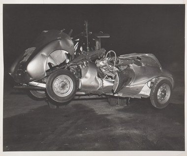 Miłośnik rajdów samochodowych zginął w 1955 roku w swoim sportowym Porsche 550 Spyder, którym jechał na wyścigi w miejscowości Salinas.
