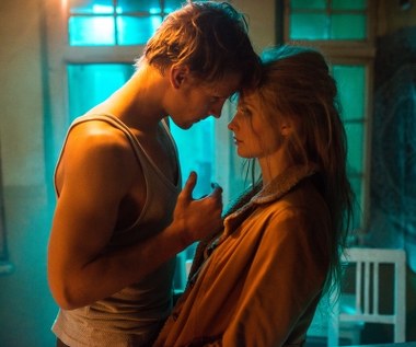 Miłosny trójkąt dopełnia zjawiskowa Karolina Szymczak, którą w 2014 roku mogliśmy oglądać u boku Dwayne’a Johnsona w hollywoodzkiej produkcji "Hercules".