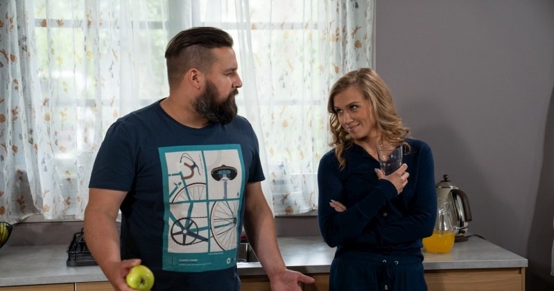 Miłosz (Konrad Darocha), mąż Bożenki (Agnieszka Kaczorowska), zostanie operatorem dużego filmu kostiumowego z gwiazdorską obsadą /Źródło: AIM