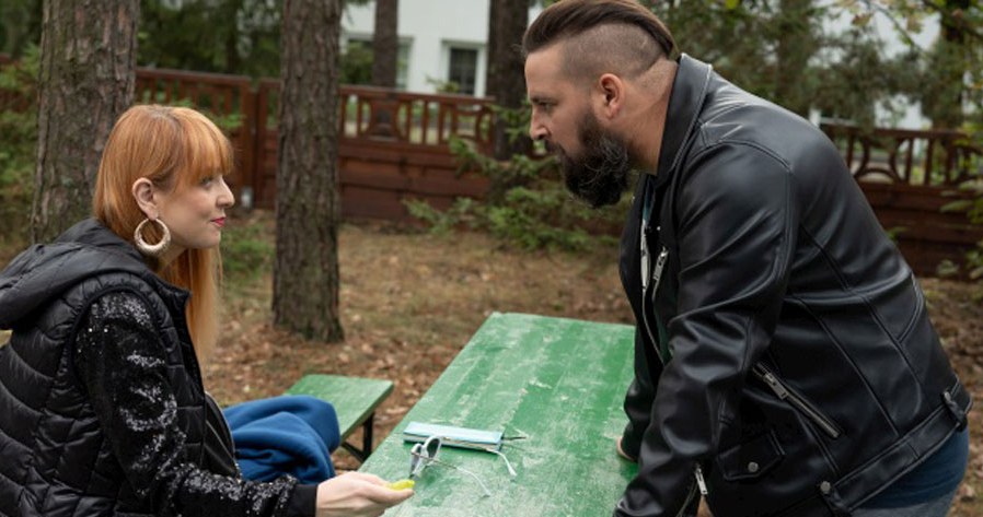 Miłosz (Konrad Darocha) poprosi Magdę (Magdalena Pociecha) o pilne spotkanie /Źródło: AIM