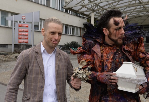 Mim Marcin Kozera oraz mim Rafał Śpiewak jako "Diabeł" przed krakowskim sądem /Jacek Bednarczyk /PAP