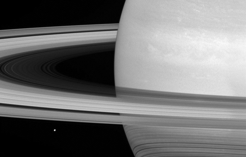 Mimas i pierścienie Saturna /NASA