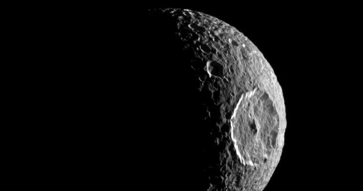 Mimas to jeden z wielu księżyców planety Saturn. Wygląda jak Gwiazda Śmierci. /NASA/JPL/Space Science Institute /materiał zewnętrzny