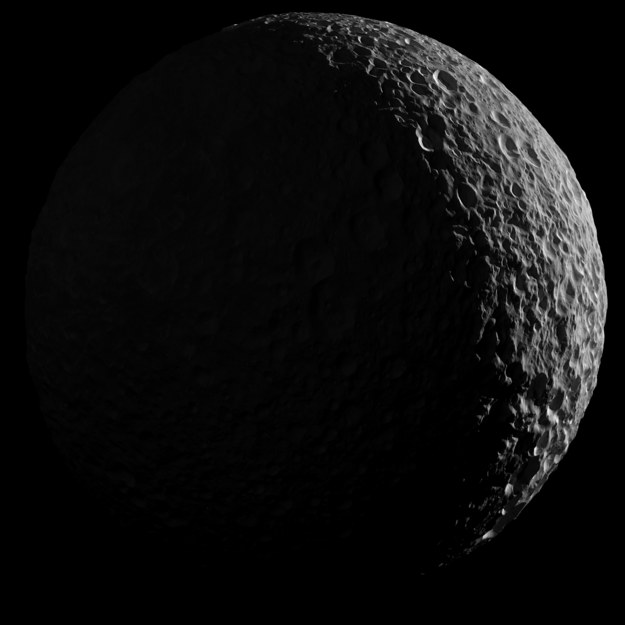 Mimas w obiektywie sondy Cassini /NASA/JPL-Caltech/Space Science Institute /materiały prasowe