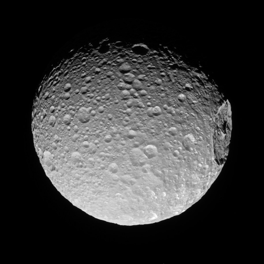 Mimas z kraterem Herschel (po prawej) /NASA/JPL-Caltech/Space Science Institute /materiały prasowe