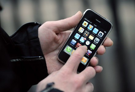 Mimi swoich wad, iPhone wciąż jest hitem sprzedaży /AFP
