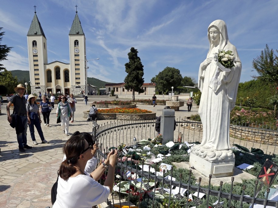 Mimo braku uznania objawień ze strony Kościoła, do Medjugorje przybywa wielu wierzących /FEHIM DEMIR /PAP/EPA