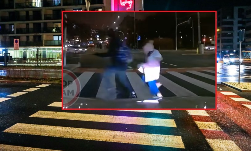 Mimo czerwonego światła, piesze wbiegły na przejście, wprost przed nadjeżdżający samochód. /Adam Burakowski/REPORTER/ East News/ STOP CHAM/ You Tube/ zrzut ekranu /