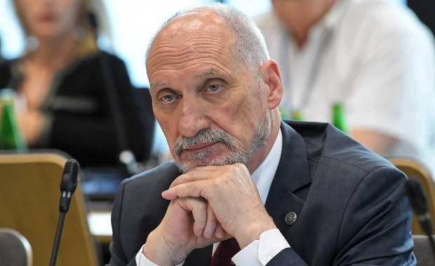 Mimo decyzji prokuratury Antoni Macierewicz podtrzymuje teorię o wybuchu w tupolewie