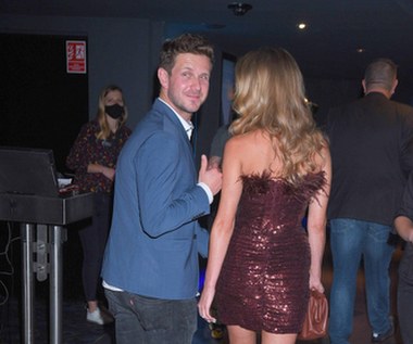 Mimo iż w najnowszym filmie Lecha Majewskiego nie zobaczymy aktora na ekranie, to właśnie Antoni Królikowski przyciągnął największą uwagę fotoreporterów podczas uroczystej premiery "Doliny Bogów". Wszystko z powodu nowej partnerki aktora...