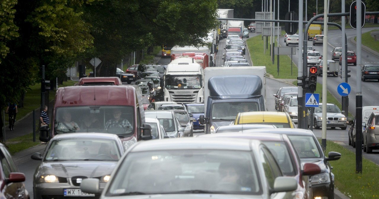 Mimo korków kierowcy wciąż uważają samochody za najlepszy sposób do jazdy po mieście /Piotr Kamionka /Reporter